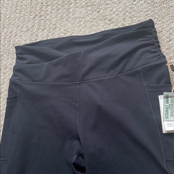 NWT Earth Yoga | Crossover Waist Cropped Length Pocketed Leggings in Black | XL - Picture 3 of 7
